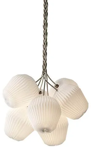 Le Klint THE BOUQUET Large Chandelier, jossa on 7 paperivarjostinta